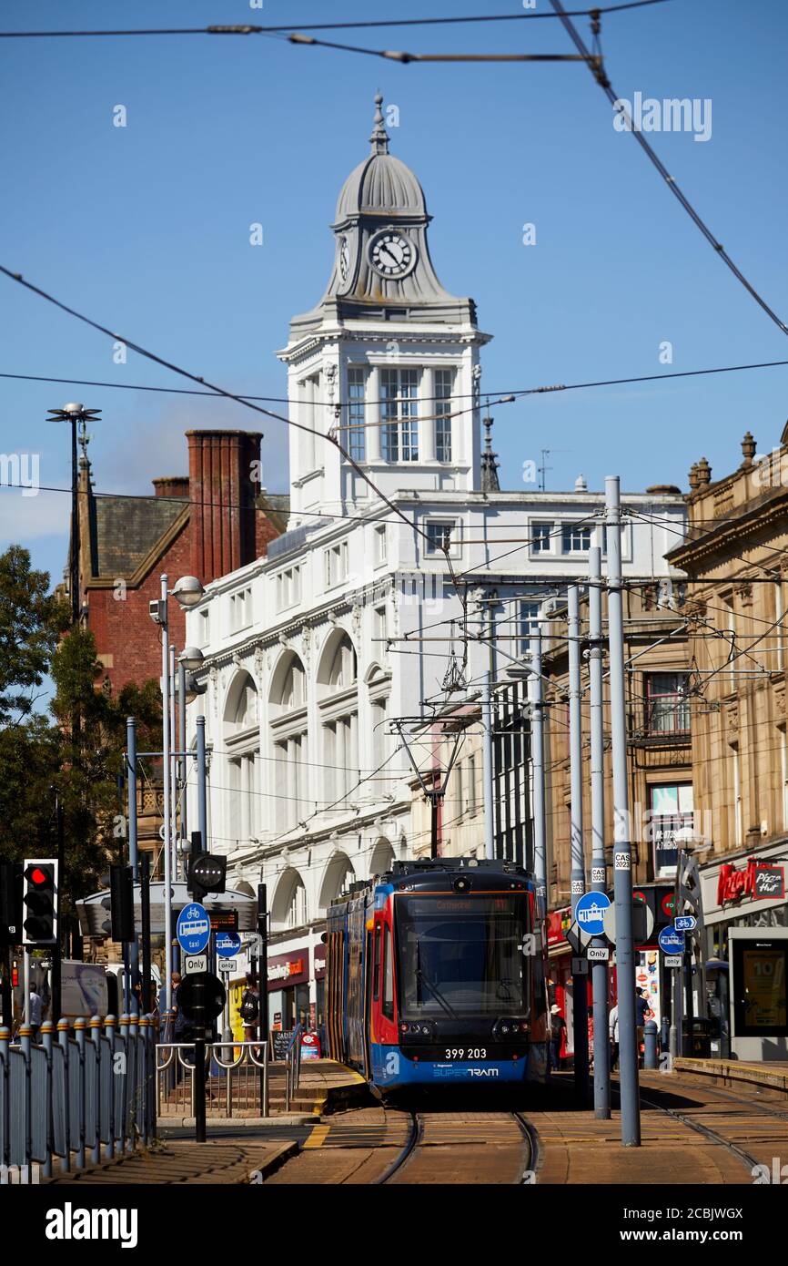 Blick auf die Commercial Street zur High Street mit weißem Gebäude Grade II gelistete Telegraph House und Stagecoach Super Trams in Stadtzentrum von Sheffield Stockfoto