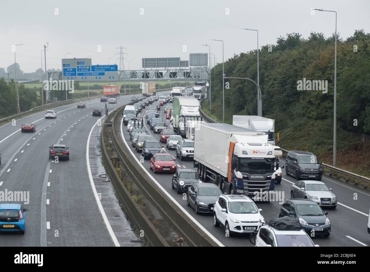 Bristol, 14. August 2020. Der starke Sommerverkehr hat auf der Autobahn M5 an der Anschlussstelle 17 zu Staus geführt. Menschen, die nach Süden in Richtung einer überfüllten Devon und Cornwall für einen Aufenthalt gehen, werden am nassen Freitagmittag in einen Stau geraten. Die Kosten für die Vermeidung der Quarantäne Risiko eines ausländischen Urlaub ist britisches Wetter und eine lange Autofahrt. Kredit: JMF Nachrichten/Alamy Live Nachrichten Stockfoto