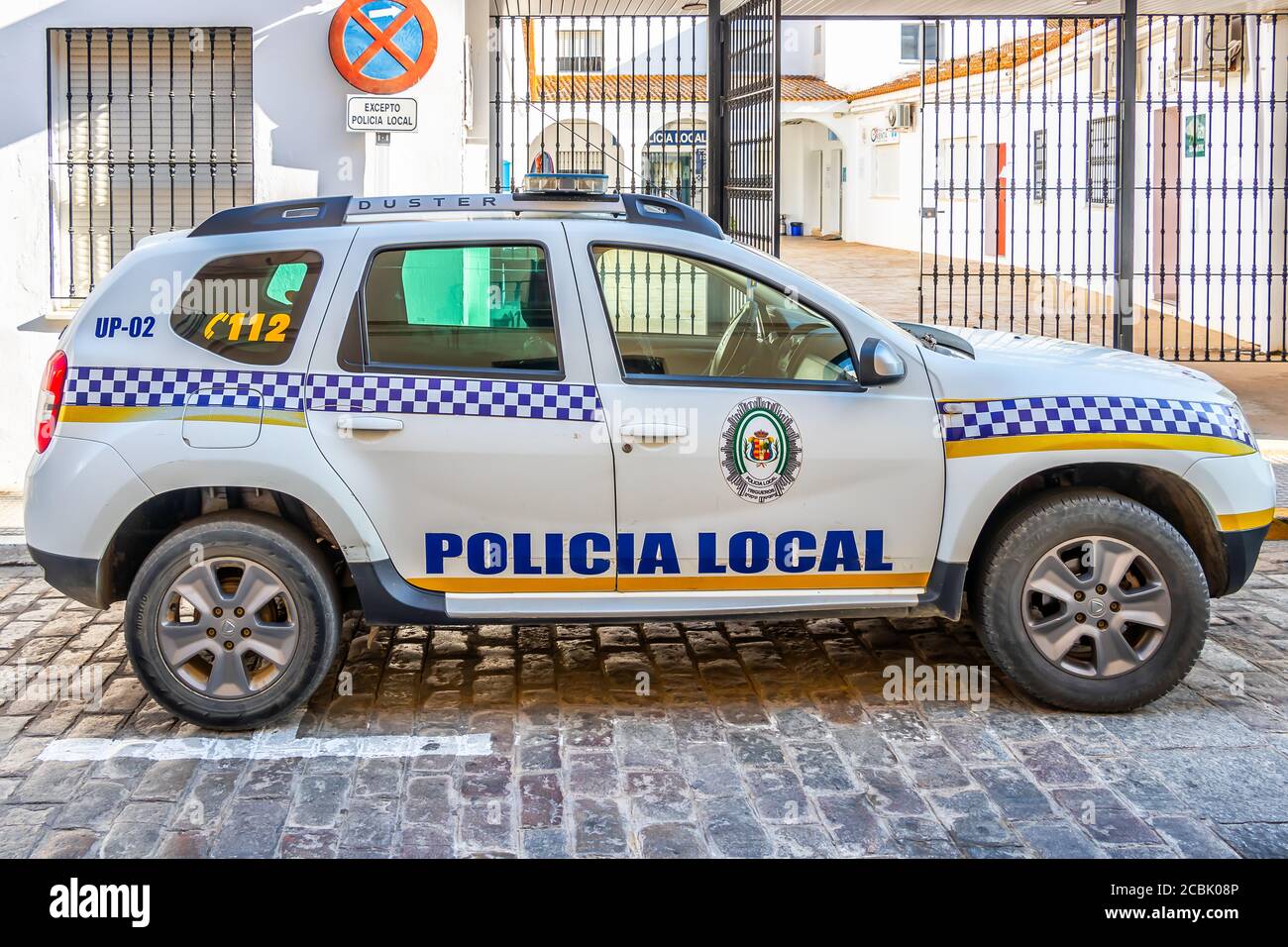 Trigueros, Huelva, Spanien - 13. August 2020: Kommunales Polizeiauto, Marke Dacia Duster, vor dem Polizeibüro geparkt Stockfoto