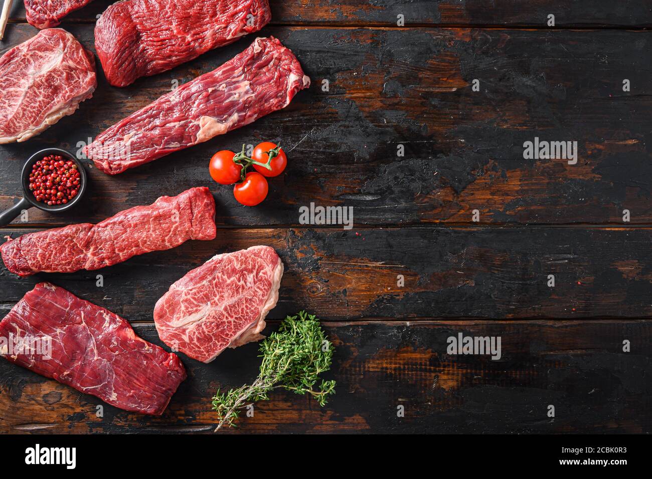 Set aus Flap Flank Steak, Machete Steak oder Rock Cut, Top Blade oder Flacheisen Rindfleisch und Tri Tip, Dreieck Braten mit denver Cut Draufsicht über alten Metzger Stockfoto