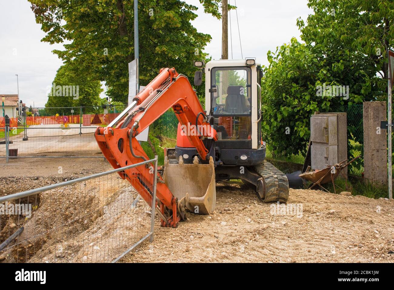 Ein kompakter Raupenbagger mit einer rotierenden Hausplattform und Durchgehende Raupenbahn auf einem Kanalwechsel Baustelle in nordwestitalien Stockfoto