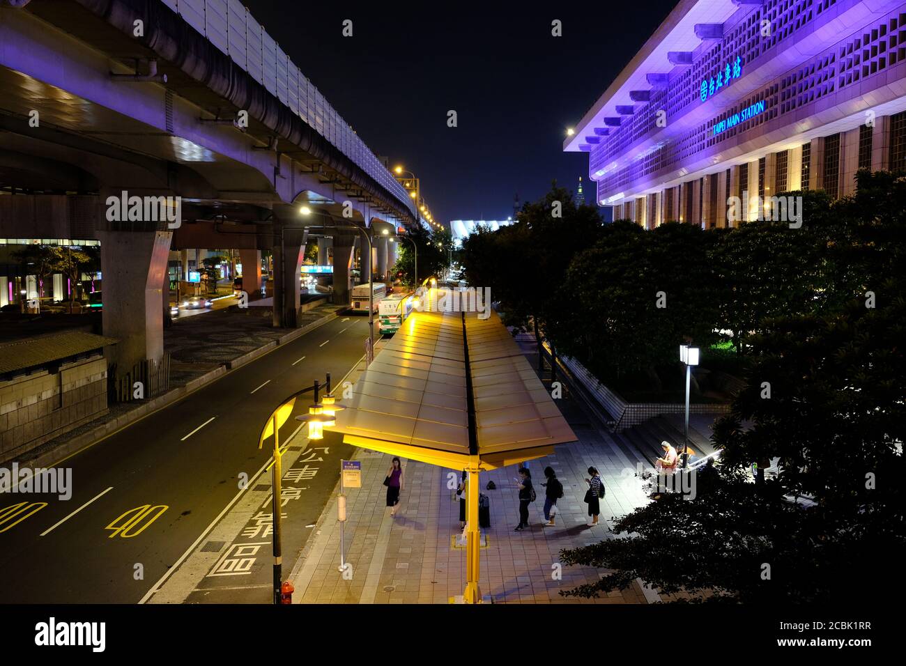 Taipei Taiwan - Taipei Hauptbahnhof bei Nacht Stockfoto