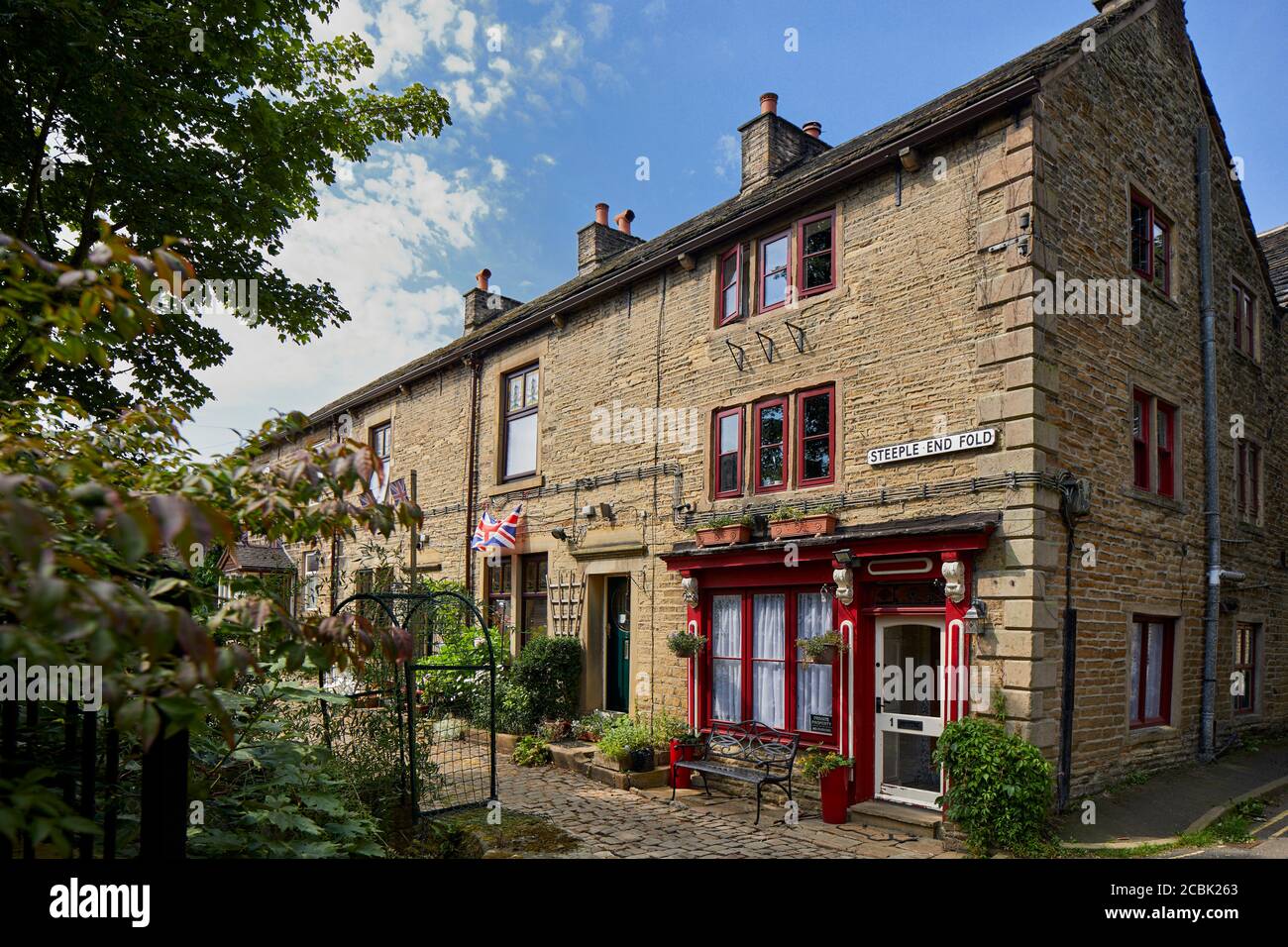 Hayfield Village, High Peak, Derbyshire, dreistöckiges Grade II gelistetes ehemaliges Eckgeschäft 1, Steeple-End Fold Stockfoto
