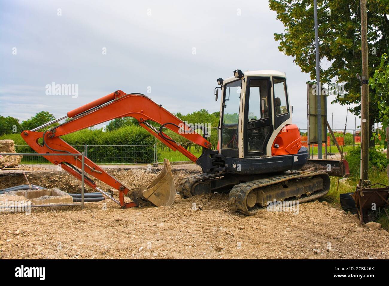 Ein kompakter Raupenbagger mit einer rotierenden Hausplattform und Durchgehende Raupenbahn auf einem Kanalwechsel Baustelle in nordwestitalien Stockfoto