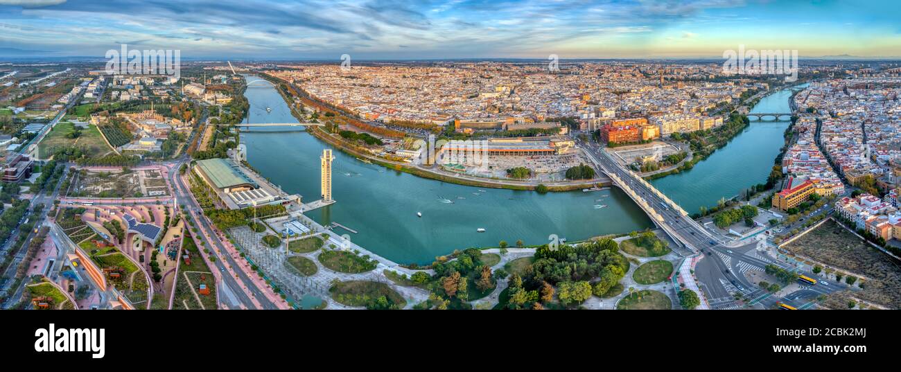 Luftaufnahme der Stadt Sevilla und des Guadalquivir Flusses, Spanien. Hochauflösendes Panorama. Stockfoto