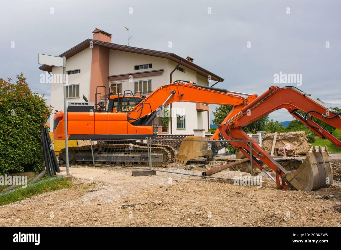 Raupenbagger mit rotierenden Hausplattformen und durchgehenden Raupenschienen Auf einem Kanalersatzgelände im Nordwesten Italiens Stockfoto