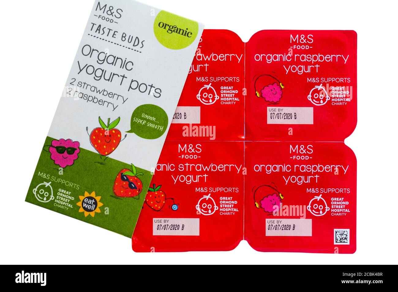 Pack von M&S Taste Knospen Bio-Joghurt Töpfe isoliert auf weißem Hintergrund - Erdbeere & Himbeere Aromen - Kinder Bio-Joghurt Auswahl Pack Stockfoto
