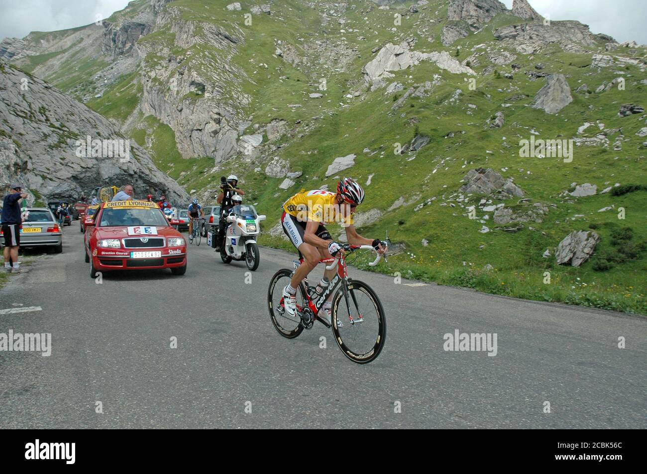 Jens Voigt, der deutsche Radler (gelbes Trikot), macht sich bei der Tour de France 2005 den steilen Cormet de Roselend in den französischen Alpen auf den Weg. Stockfoto