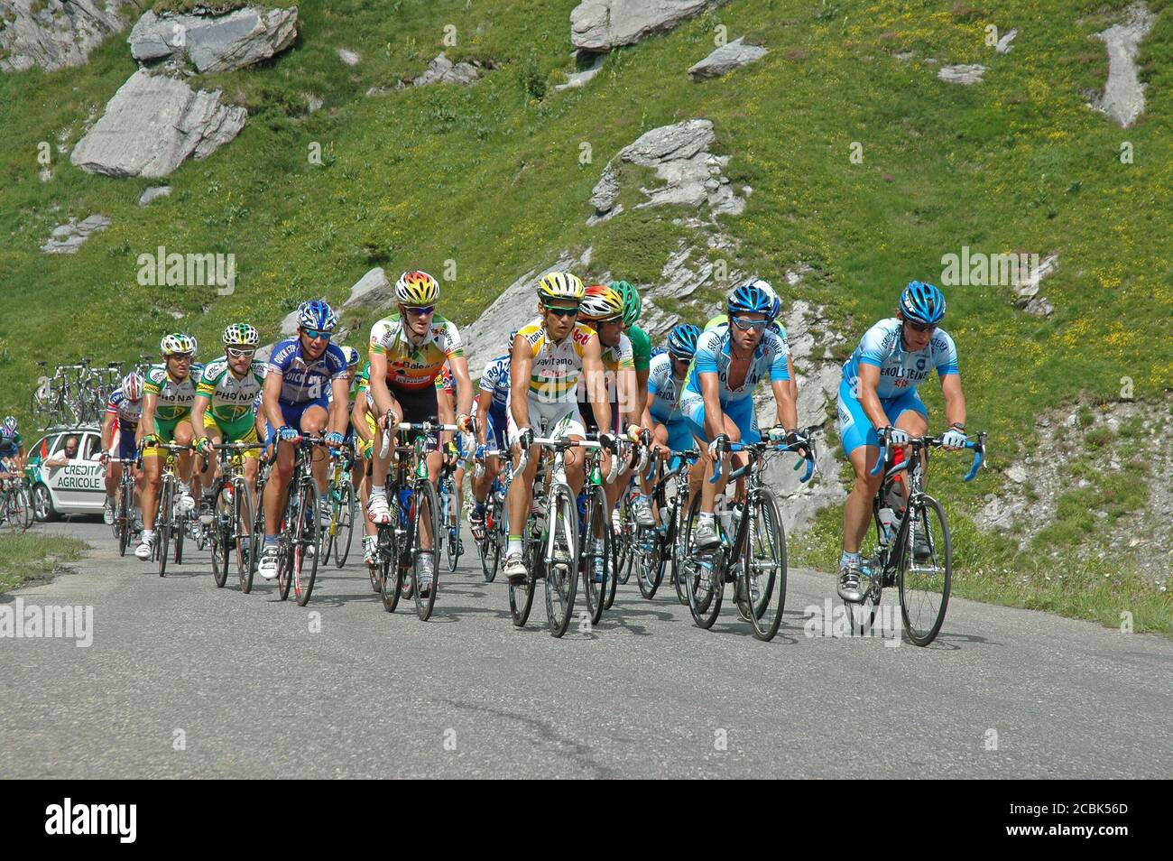 Während der Tour de France Bergetappe 2005 (Etappe 10) machen sich die Fahrer auf den steilen Cormet de Roselend in den französischen Alpen auf den Weg. Stockfoto