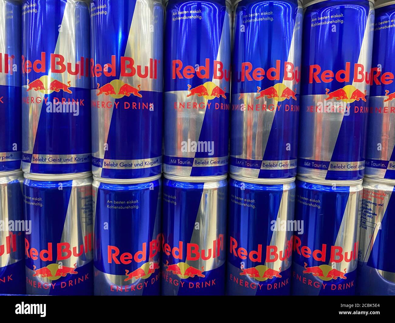 Viersen, Deutschland - 9. Juli. 2020: Blick auf vereinzelte gestapelte blaue Dosen Red Bull Energy Drink im Regal des deutschen Supermarkts Stockfoto