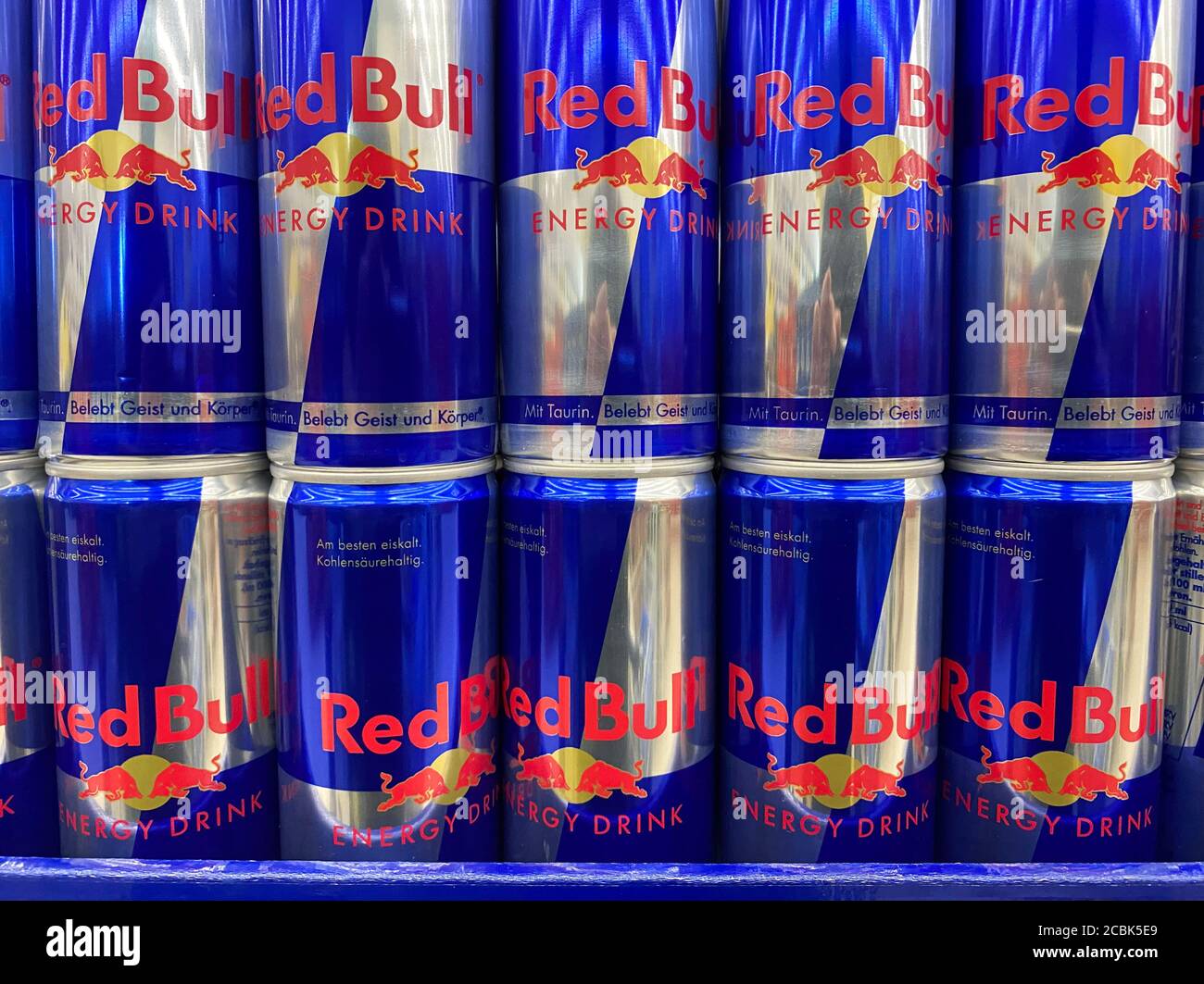 Viersen, Deutschland - 9. Juli. 2020: Blick auf vereinzelte gestapelte blaue Dosen Red Bull Energy Drink im Regal des deutschen Supermarkts Stockfoto