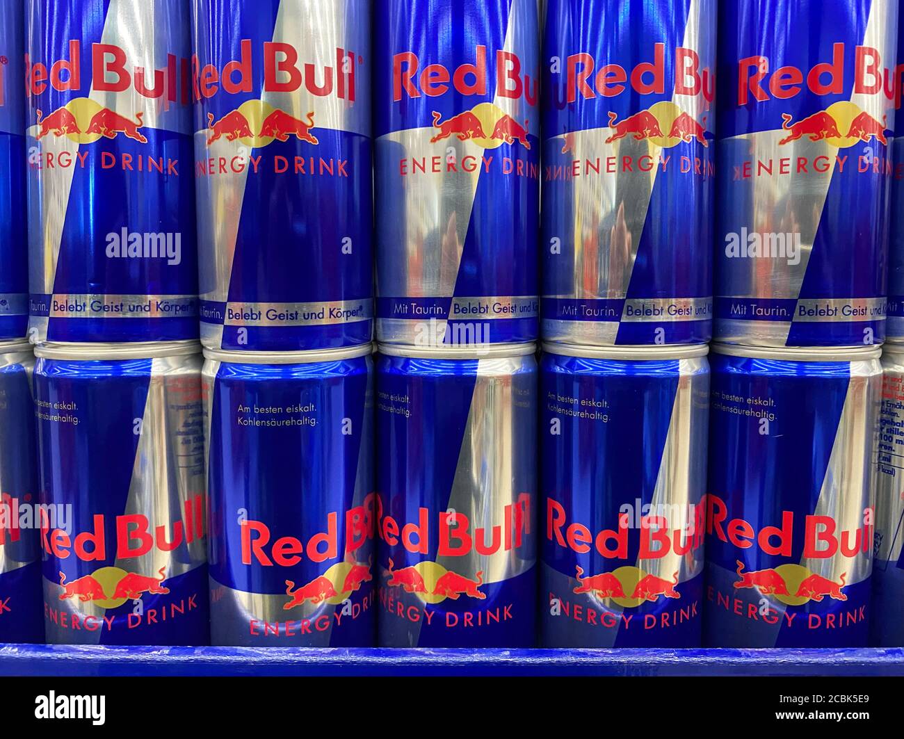 Cans red bull energy drink -Fotos und -Bildmaterial in hoher Auflösung