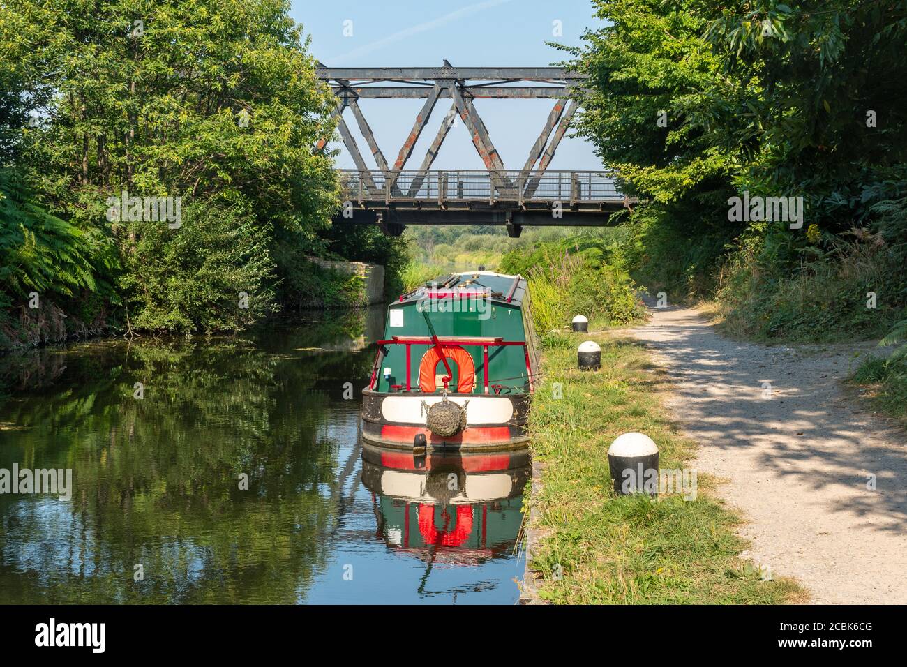 Narrowboat liegt im Sommer in der Nähe der Eelmoor Bridge am Basingstoke Canal in Hampshire, Großbritannien Stockfoto Narrowboat liegt im Sommer in der Nähe der Eelmoor Bridge am Basingstoke Canal in Hampshire, Großbritannien Stockfoto