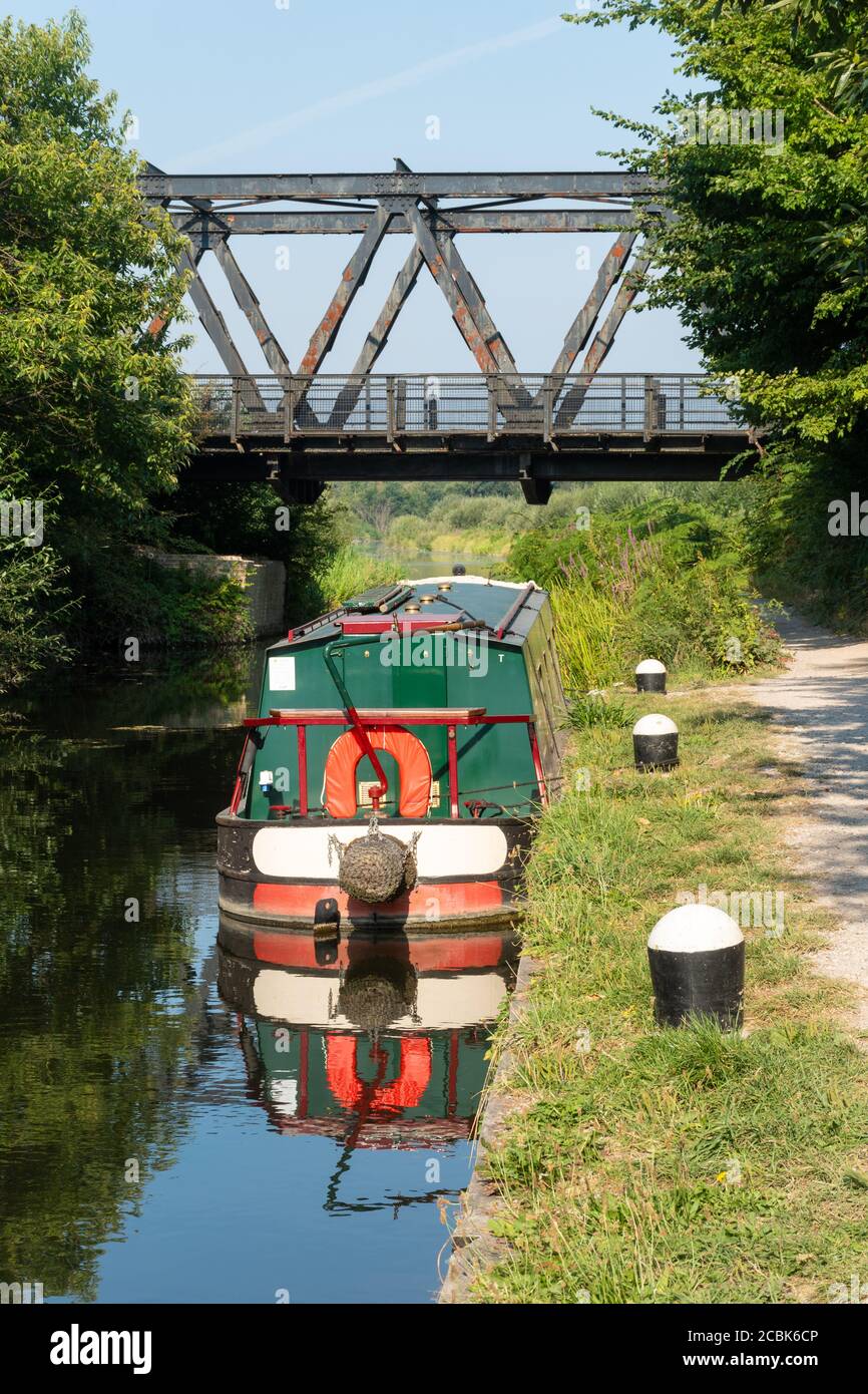 Narrowboat liegt im Sommer in der Nähe der Eelmoor Bridge am Basingstoke Canal in Hampshire, Großbritannien Stockfoto Narrowboat liegt im Sommer in der Nähe der Eelmoor Bridge am Basingstoke Canal in Hampshire, Großbritannien Stockfoto