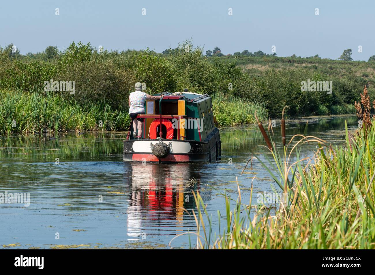 Narrowboat auf dem Basingstoke Canal in Hampshire, Großbritannien, im Sommer Stockfoto Narrowboat auf dem Basingstoke Canal in Hampshire, Großbritannien, im Sommer Stockfoto