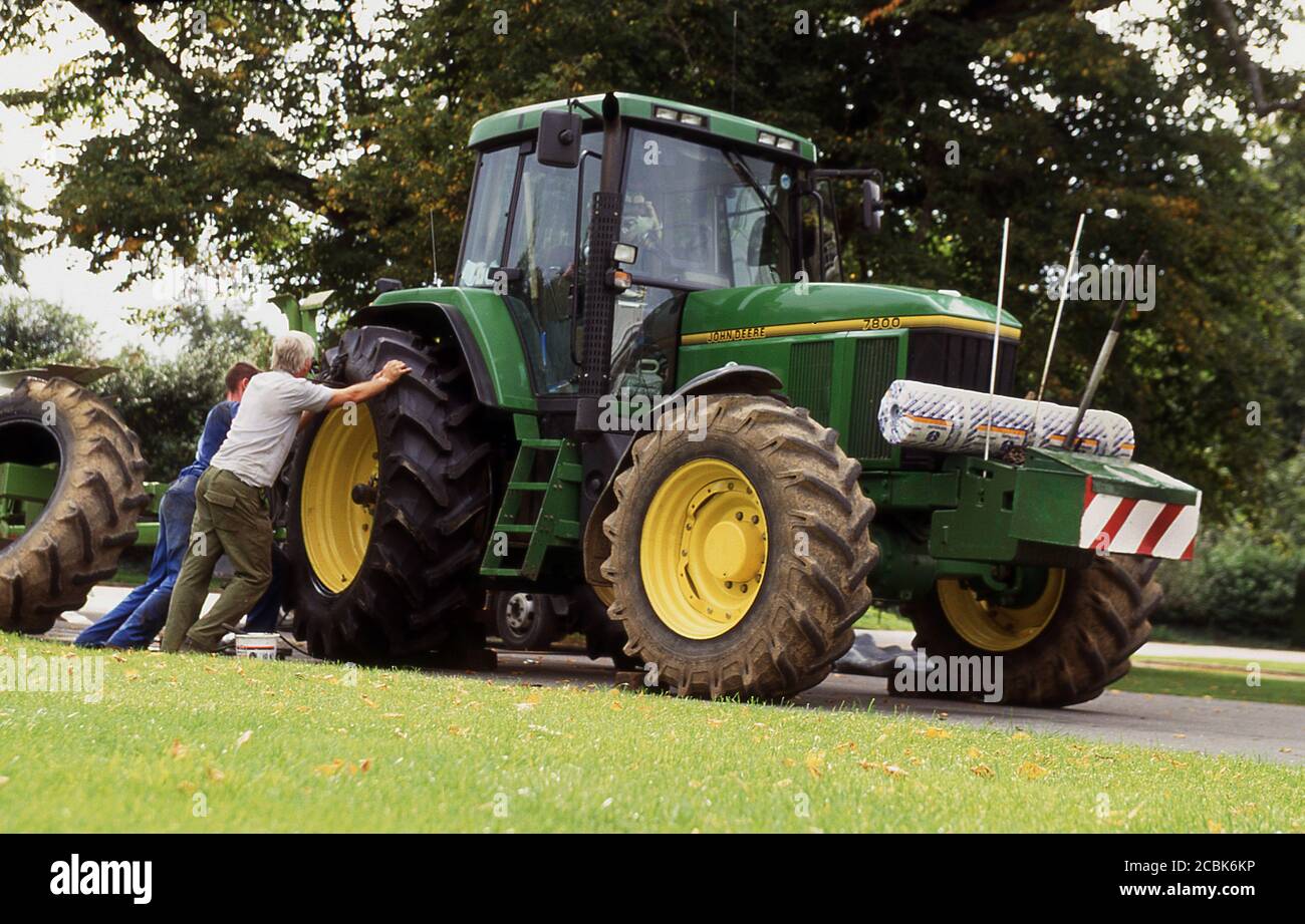 John Deere 7800 Traktor, dessen Hinterreifen ersetzt werden. Stockfoto