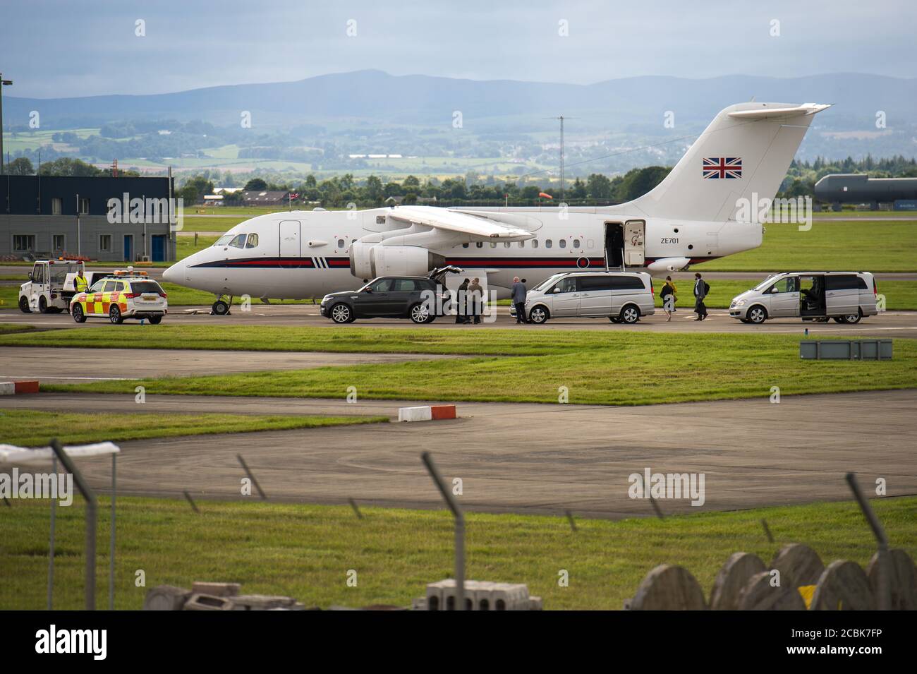 Glasgow, Schottland, Großbritannien. 7. August 2020 Foto: Rishi Sunak MP fährt nach einem Besuch in Schottland mit seinem Privatjet ab. Kanzler Rishi Sunak sagte: „Es war fantastisch, heute in Schottland zu sein, um schottische Unternehmen zu besuchen und zu hören, wie sie diese Krise durchgehalten haben. „die britische Regierung hat der schottischen Regierung in dieser Zeit entscheidende Hilfe geleistet, indem sie Arbeitsplätze schützt und Unternehmen unterstützt. Quelle: Colin Fisher Stockfoto