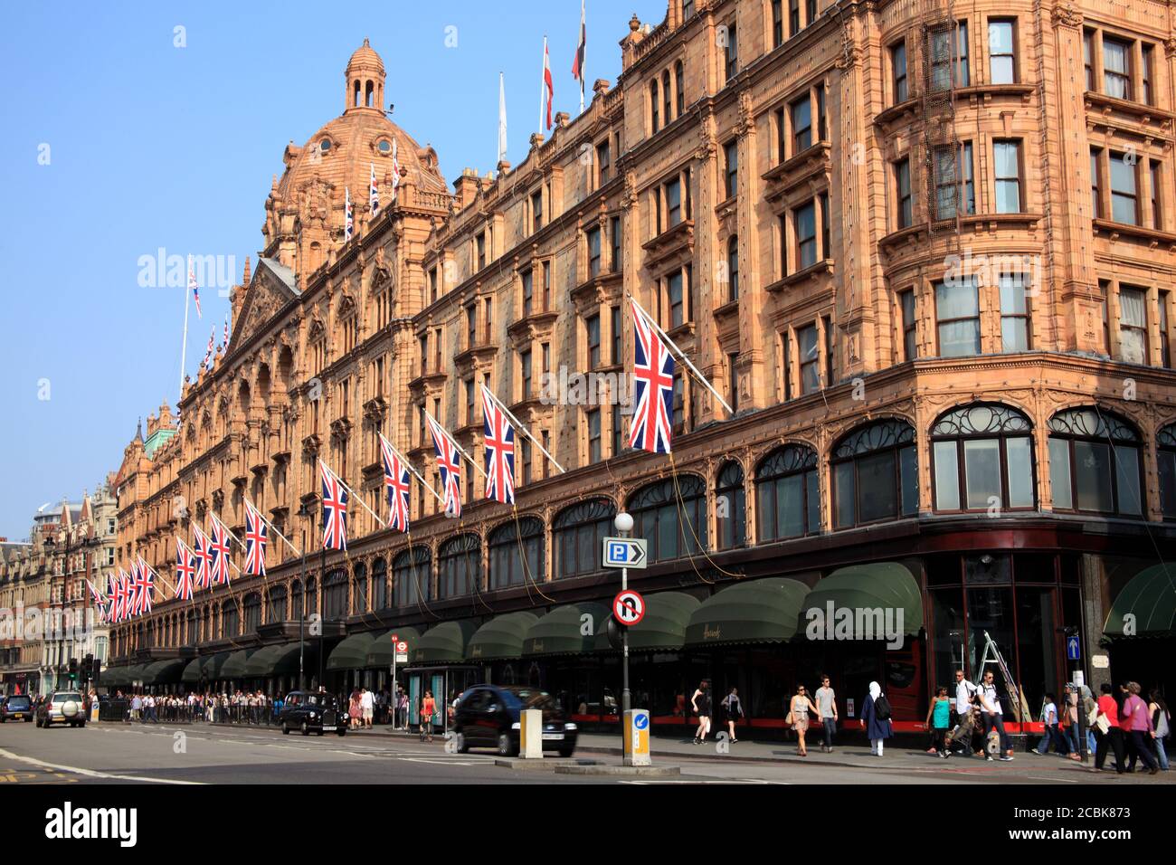 London, United Kingdom, May 4, 2011 : Außenansicht des Kaufhauses Harrods in der Brompton Road Knightsbridge, einem beliebten Reisedesti Stockfoto
