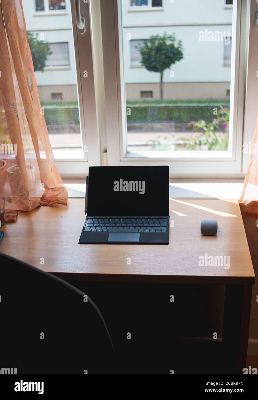 Home Office Arbeitsplatz mit Laptop auf einem Holzschreibtisch. Keine Person. Quarantäne zu Hause, Corona-Virus, covid19 Stockfoto