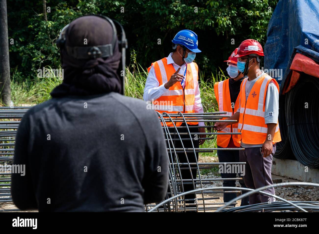 Kuala Lumpur, Malaysia. August 2020. Hakimi Razak (2., L), QAQC Manager für China Communications Construction Company (CCCC), arbeitet auf einer Brückenbaustelle der East Coast Rail Link (ECRL) im Bundesstaat Pahang, Malaysia, 12. August 2020. DAZU: 'Feature: Constructions of Malaysia's Railway Megaproject ECRL back to full Swing with strong Vorsichtsmaßnahmen measures against COVID-19' Credit: Zhu Wei/Xinhua/Alamy Live News Stockfoto