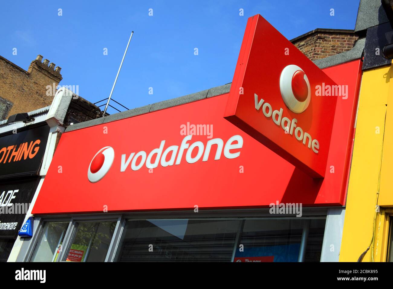 London, Vereinigtes Königreich, Apr 17, 2011 : Vodafone Logo-Werbung Zeichen auf einer seiner Filialen Einzelhandelsgeschäfte Geschäft Handy-Shop in Notting Hill Stockfoto