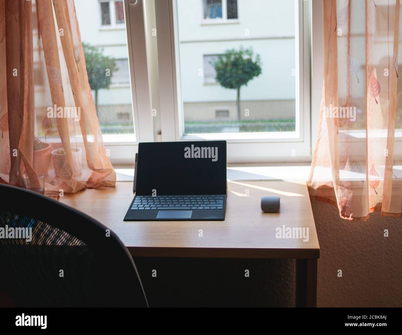 Home Office Arbeitsplatz mit Laptop auf einem Holzschreibtisch. Keine Person. Quarantäne zu Hause, Corona-Virus, covid19 Stockfoto