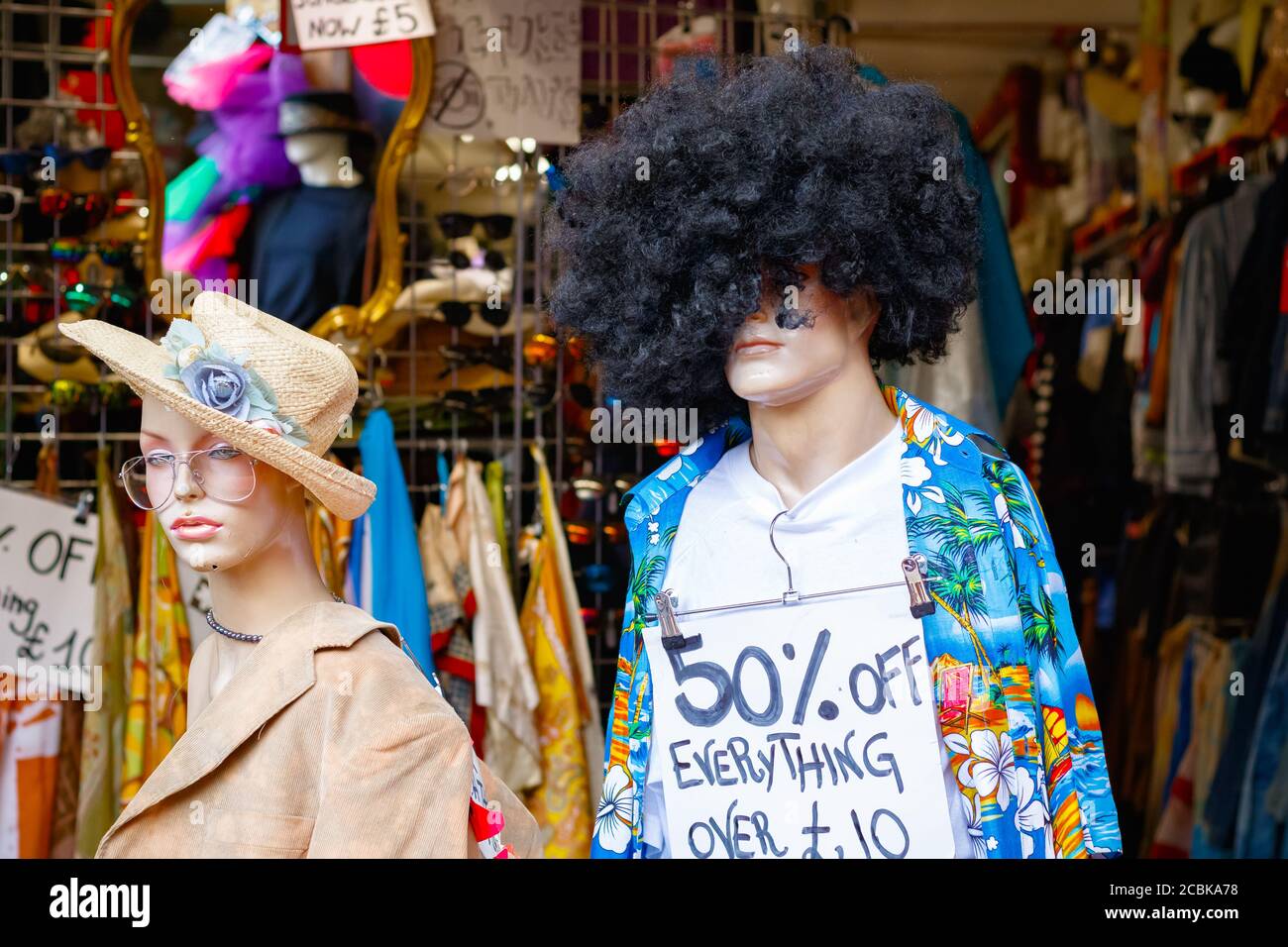 Mannequins gekleidet in einem Schrulligen Mode auf Anzeige an der Camden Market in London mit einem Verkauf Zeichen Stockfoto