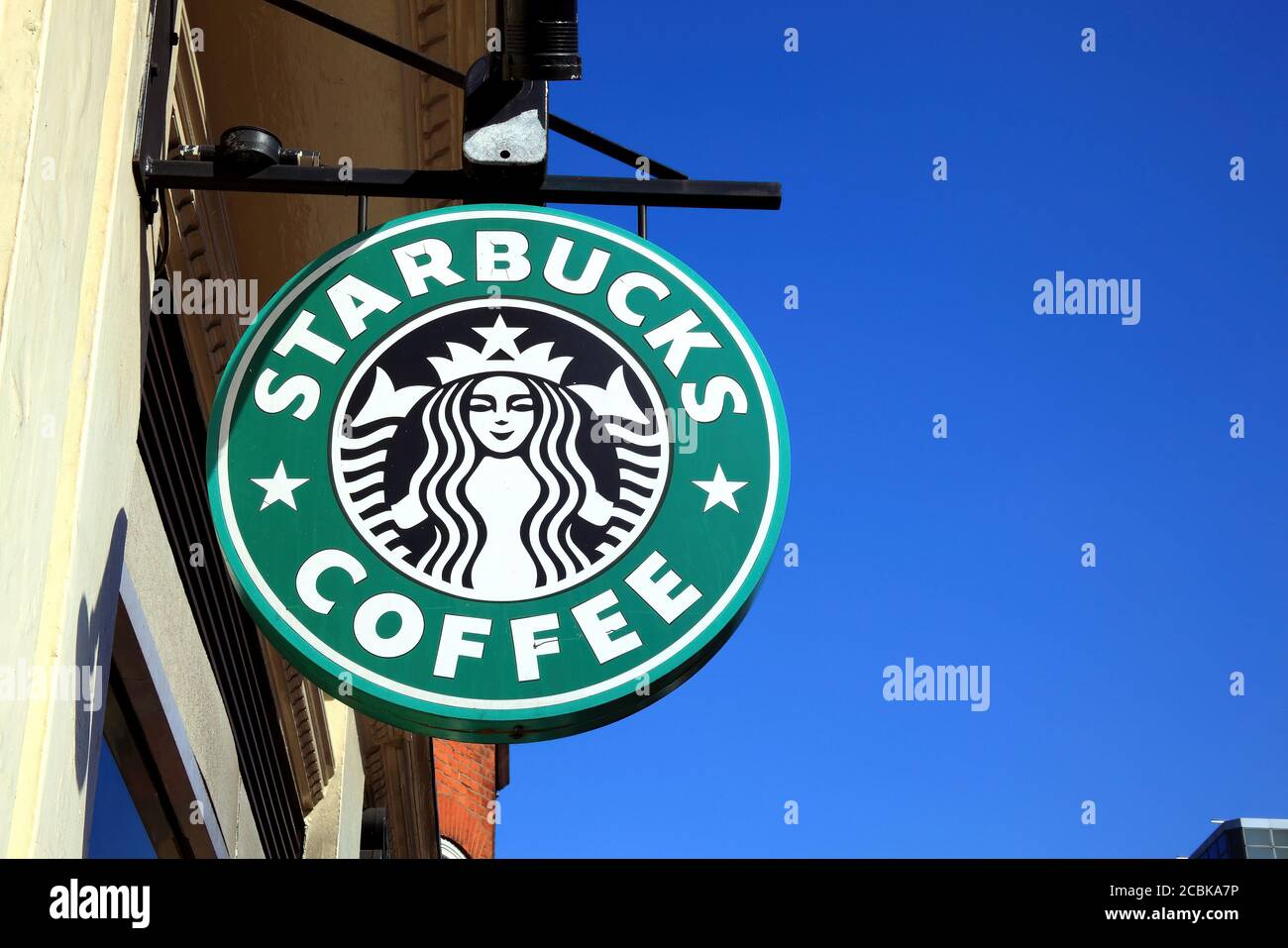 London, Vereinigtes Königreich, Apr 9, 2011 : Starbucks grünes Logo Werbung Schild hängend außerhalb eines seiner Kaffeehäuser Stock Foto Stockfoto