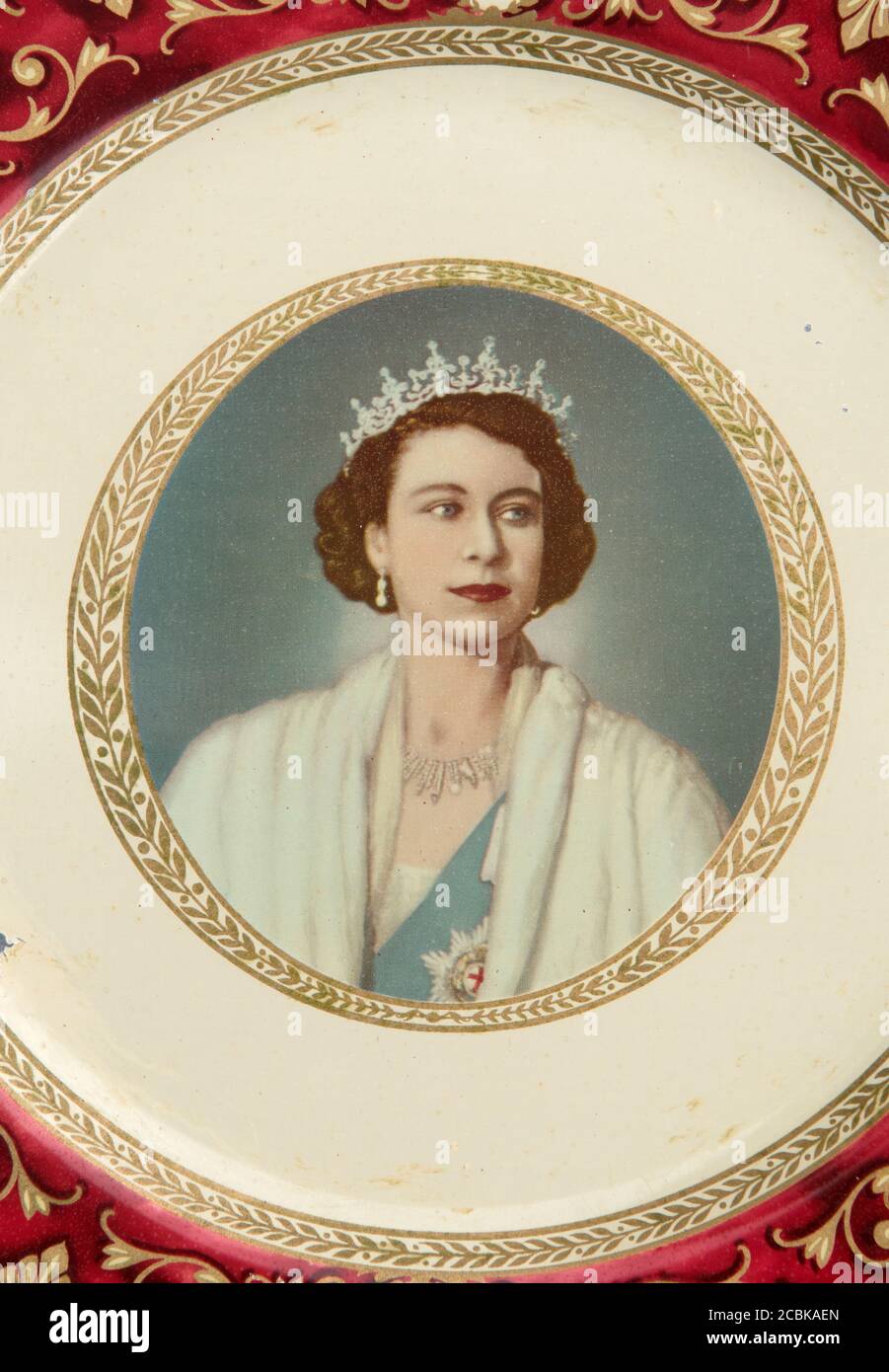 Königin Elizabeth II Krönung 2. Juni 1953 Portrait auf einem Vintage Portlandware Blechteller als Souvenir. Die junge Königin Elizabeth HOMER SYKES Stockfoto