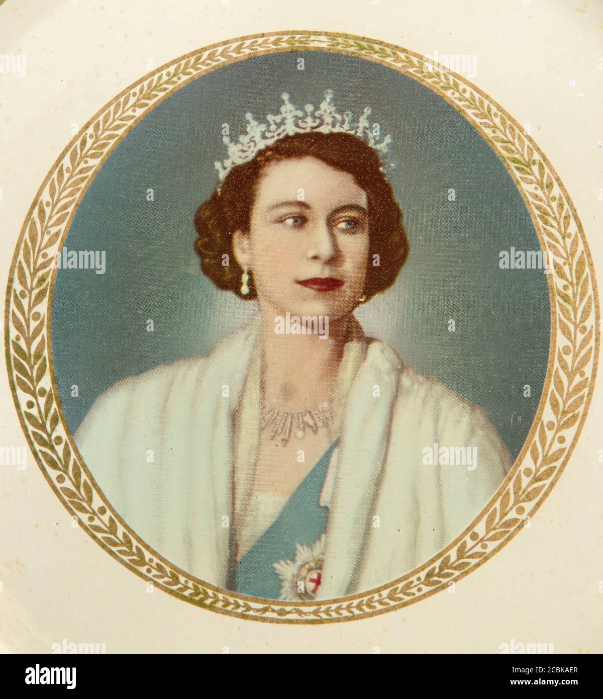 Königin Elizabeth II Krönung 2. Juni 1953 Portrait auf einem Vintage Portlandware Blechteller als Souvenir. Die junge Königin Elizabeth HOMER SYKES Stockfoto