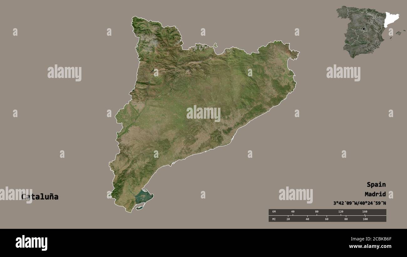 Form von Cataluña, autonome Gemeinschaft von Spanien, mit seiner Hauptstadt auf festem Hintergrund isoliert. Entfernungsskala, Regionenvorschau und Beschriftungen. Satellit Stockfoto