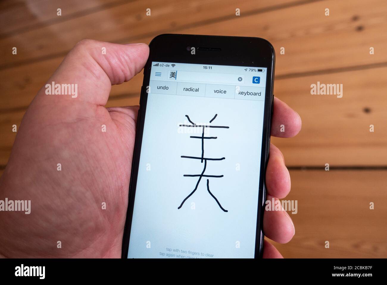 Detail der Sprachübersetzung App zeigt handschriftliche Eingabe von Mandarine Chinesisches Zeichen auf einem Smartphone-Bildschirm Stockfoto