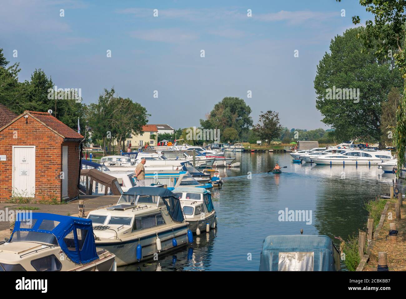 Fluss Waveney, Blick im Sommer von Vergnügungsbooten, die am Fluss Waveney in Beccles an der Grenze zu Suffolk Norfolk, East Anglia, England, Großbritannien, festgemacht sind Stockfoto