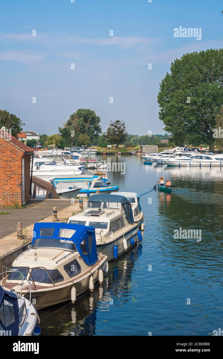 Fluss Waveney, Blick im Sommer von Vergnügungsbooten, die am Fluss Waveney in Beccles an der Grenze zu Suffolk Norfolk, East Anglia, England, Großbritannien, festgemacht sind Stockfoto