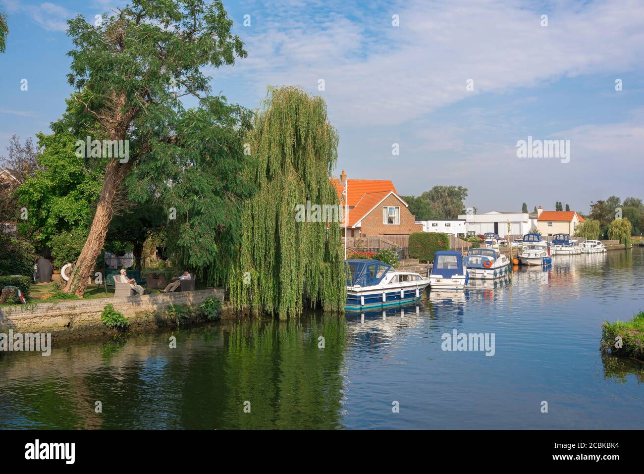 Waveney Valley, Blick auf Vergnügungsboote, die entlang des Flusses Waveney auf der Norfolkseite des Flusses, Beccles, East Anglia, England, Großbritannien, festgemacht sind Stockfoto