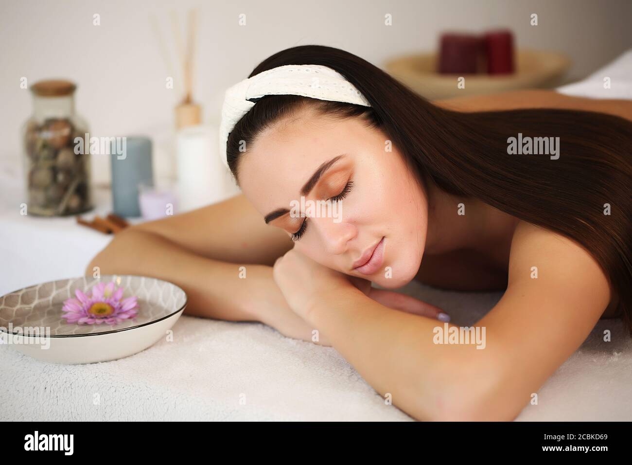 Junge schöne Frau genießen Massage auf dem Tisch im Spa Zentrieren Stockfoto