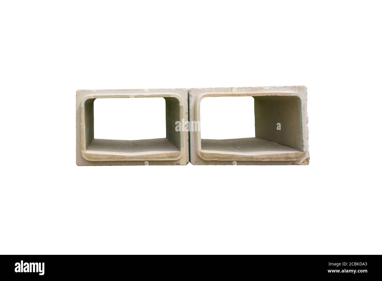 Zwei Stahlbetonkasten-Culverts isoliert auf weißem Hintergrund. Quadratisches vorgegossen. Abwasserentsorgung, NE-Italien Stockfoto