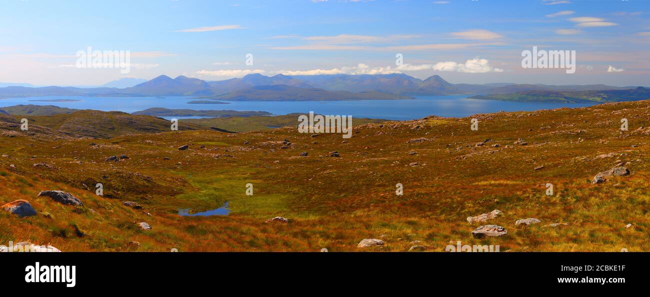 Panoramablick auf die Cuilin Mountains auf der Isle of Skye, Aussichtspunkt Bealach na BA an einem schönen Sommertag. West Highlands and Islands, Schottland, Großbritannien Stockfoto