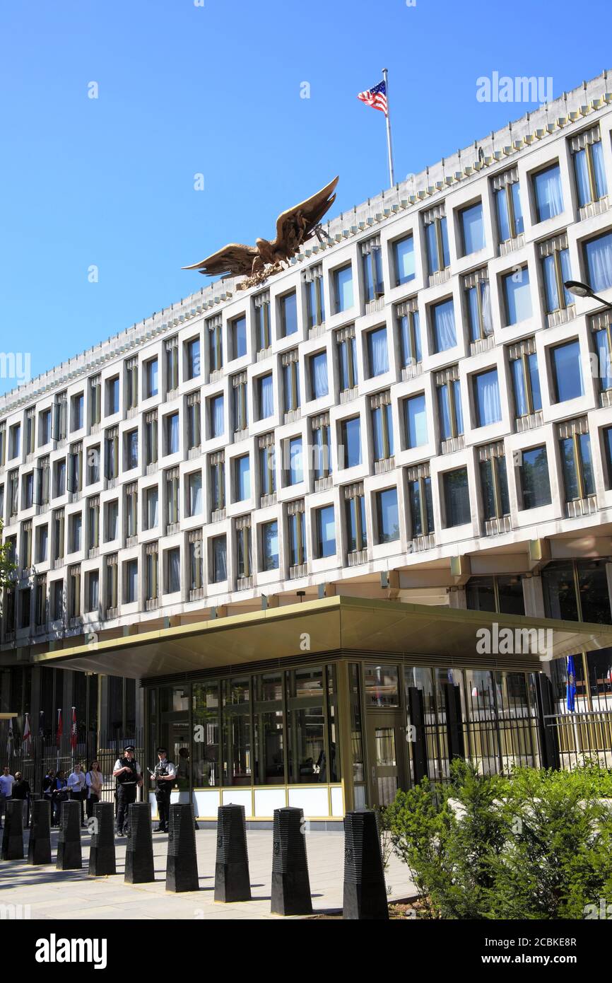 London, Großbritannien, 29. Juni 2011 : Botschaft der USA in Grosvenor Square zeigt Menschen Schlange für Visa mit seiner engen Sicherheit jetzt in Kraft Stock Foto Stockfoto