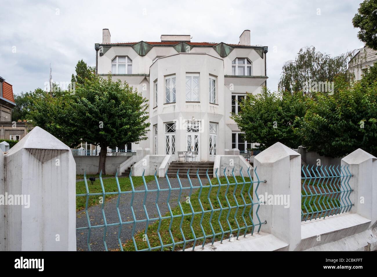 Prag, Tschechische Republik - Juli 11 2020: Kubist Kovarovic Villa mit Zaun in Vysehrad Prag von Josef Chochol entworfen Stockfoto