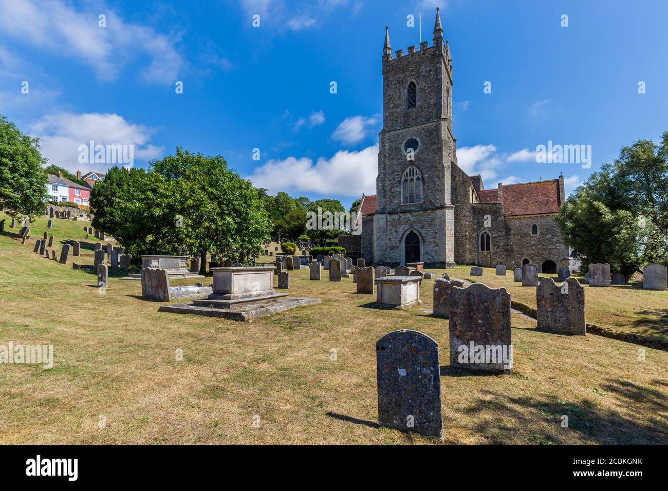 Die Kirche St. Leonard's aus dem 11. Jahrhundert mit der berühmten Krypta Hythe, England Stockfoto