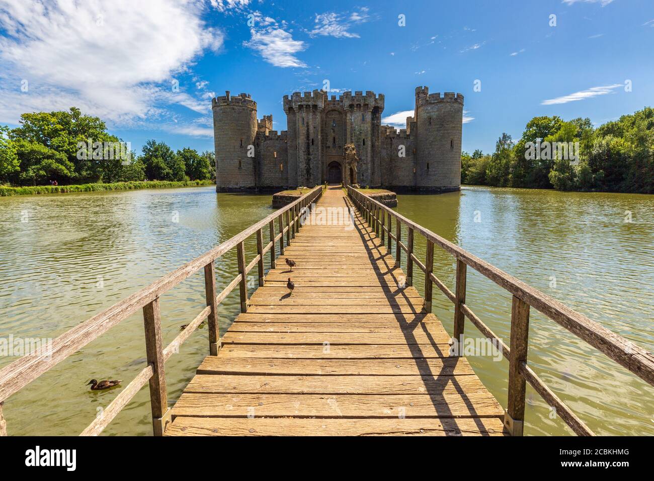 Mittelalterliches Bodiam Castle und Brückeneingang über den Verteidigungsgraben in Sussex, England Stockfoto