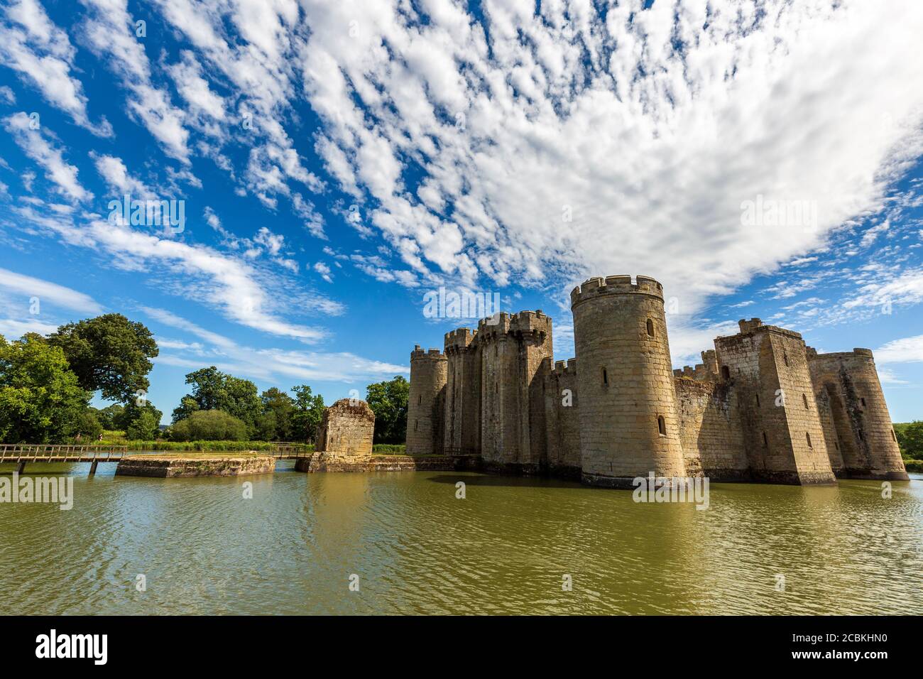 Mittelalterliches Bodiam Castle und Brückeneingang über den Verteidigungsgraben in Sussex, England Stockfoto