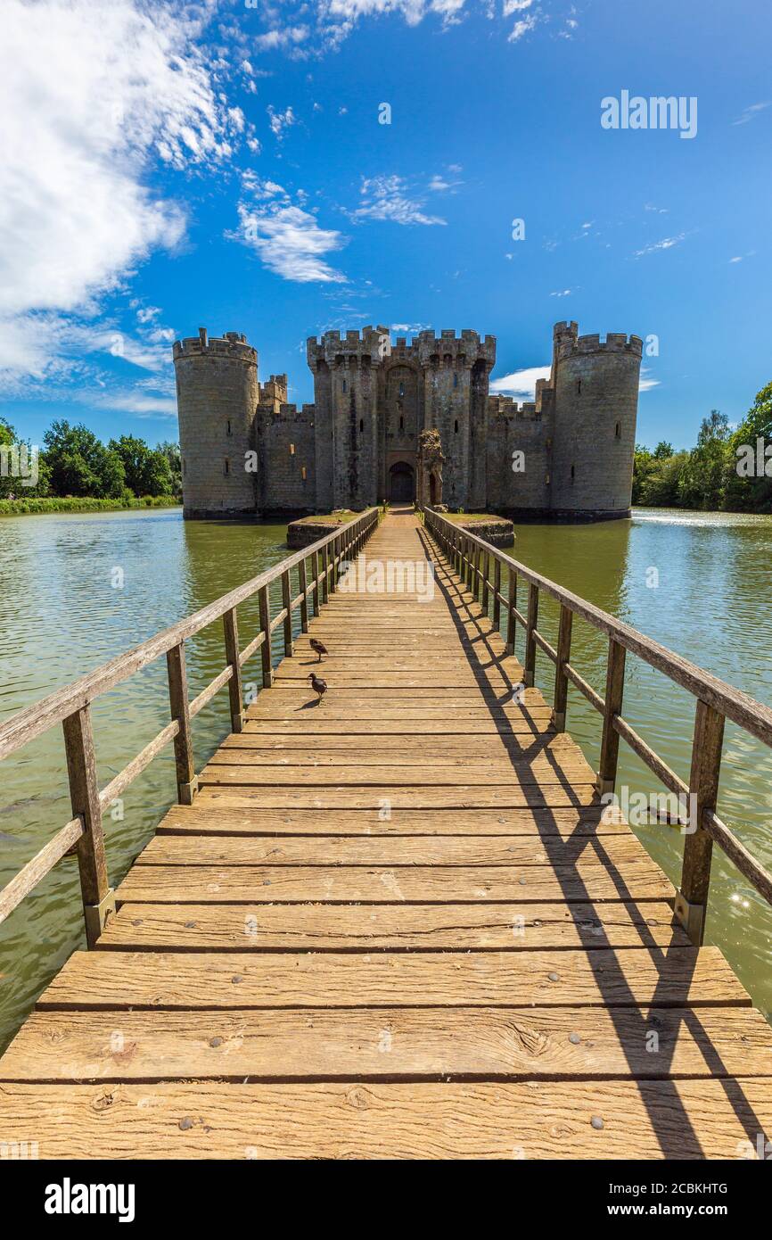 Mittelalterliches Bodiam Castle und Brückeneingang über den Verteidigungsgraben in Sussex, England Stockfoto