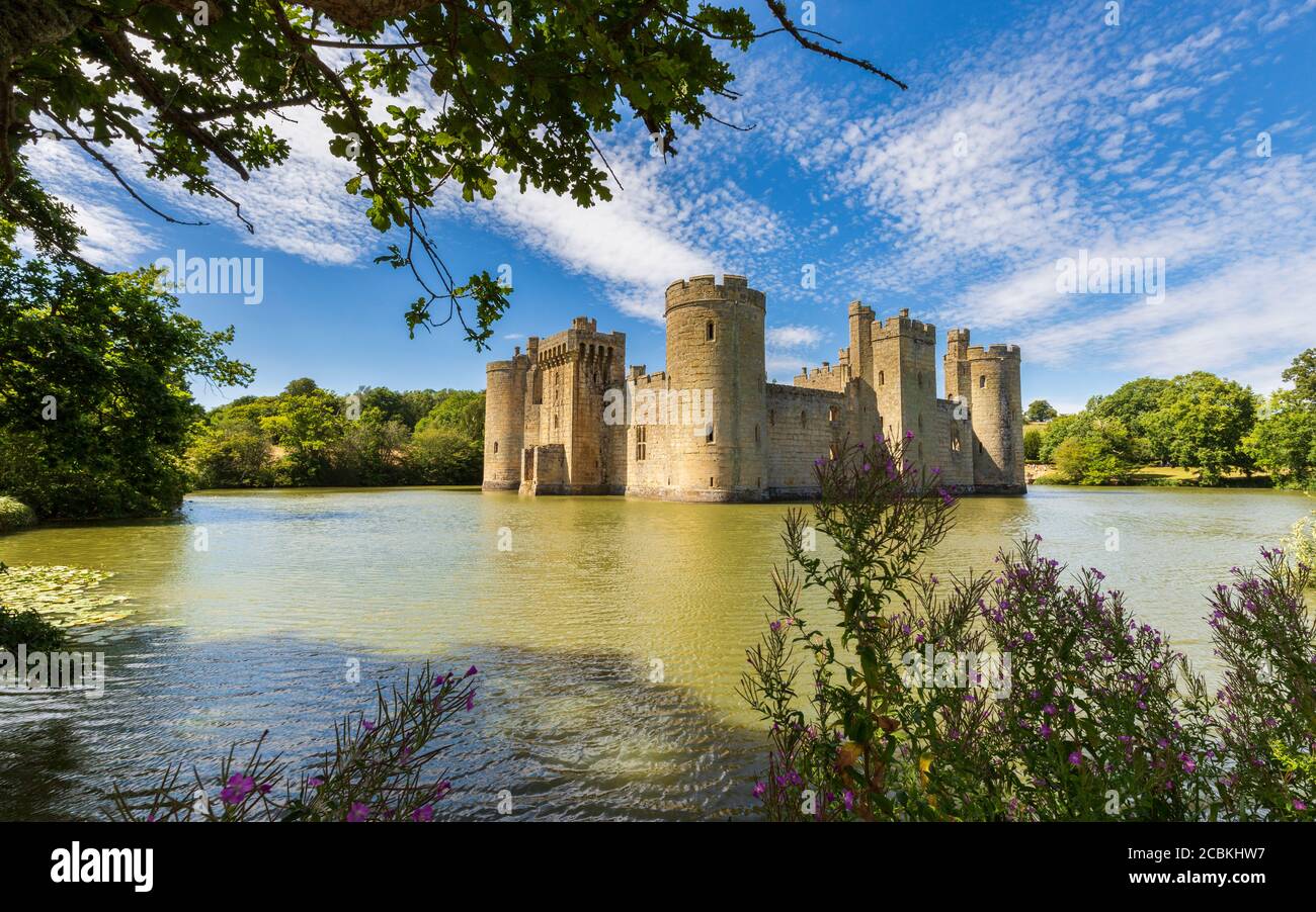 Mittelalterliches Bodiam Castle und Verteidigungsgraben in Sussex, England Stockfoto