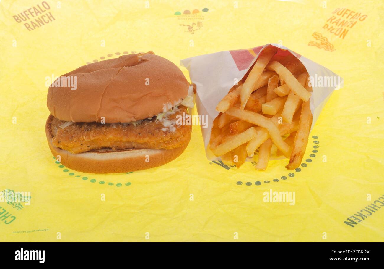 McDonald's McChicken Chicken Sandwich mit pommes Frites oder Pommes Frites auf Verpackung Stockfoto