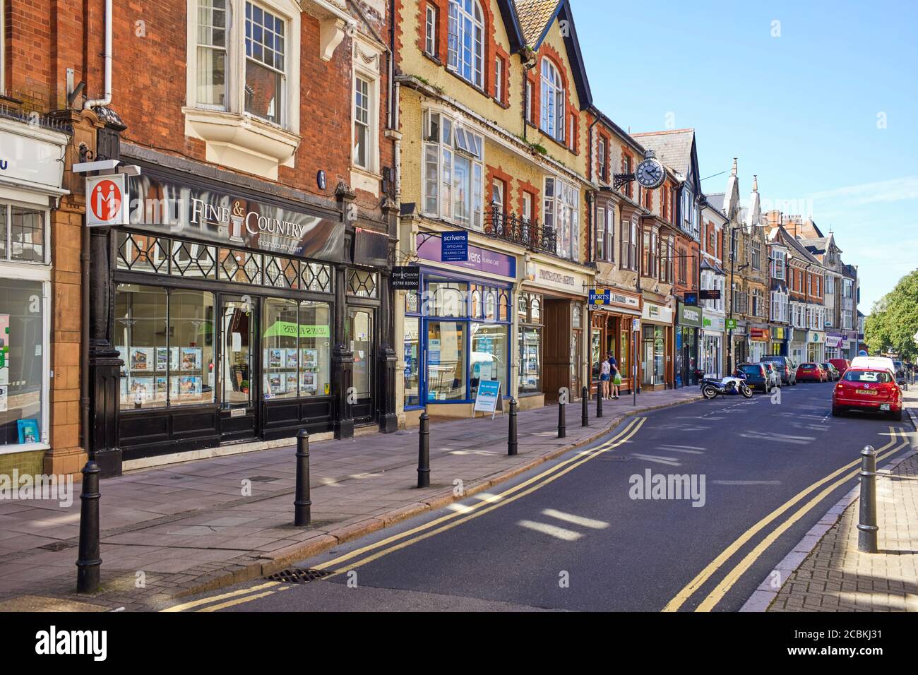 Regent Street mit Geschäften und traditionellen Ladenfronten in Rugby, Warwickshire Stockfoto