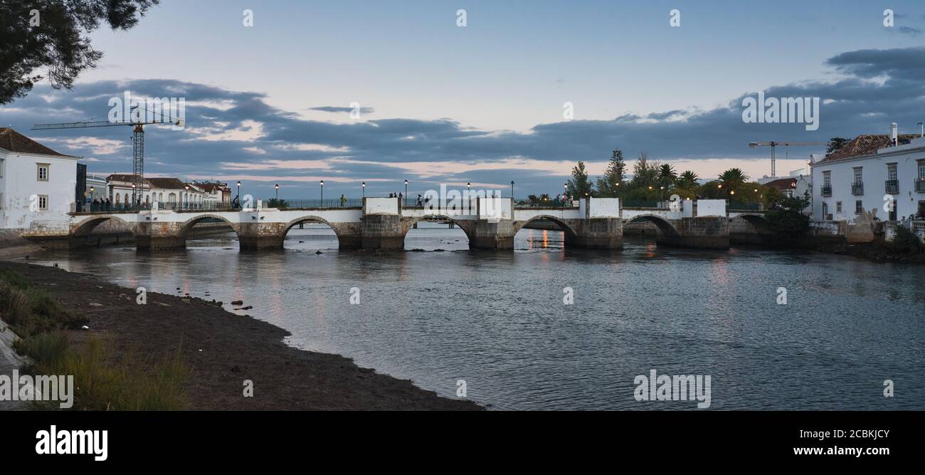 Foto der Stadt Tavira in Portugal bei Sonnenuntergang Zeit Stockfoto