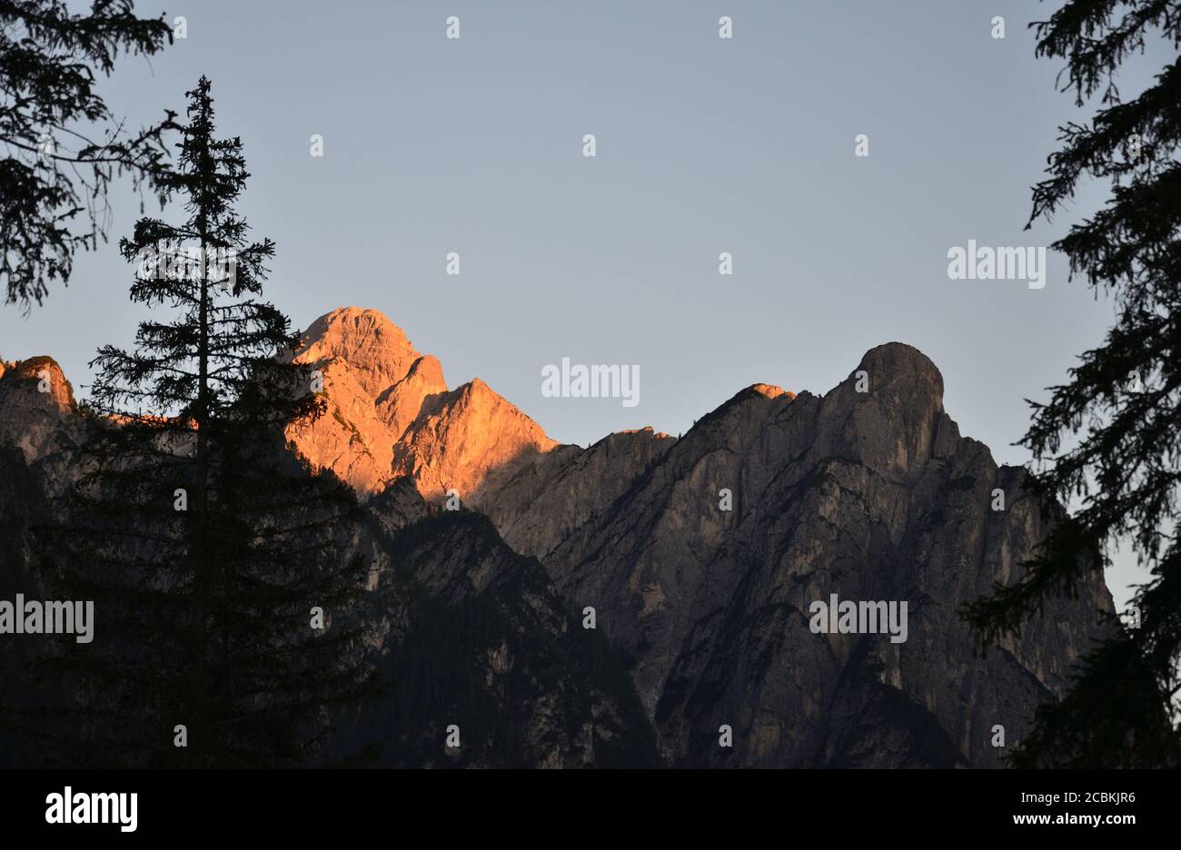 Letzten Abend Lichter auf den Bergen mit Blick auf das Tal Toblacher See Stockfoto