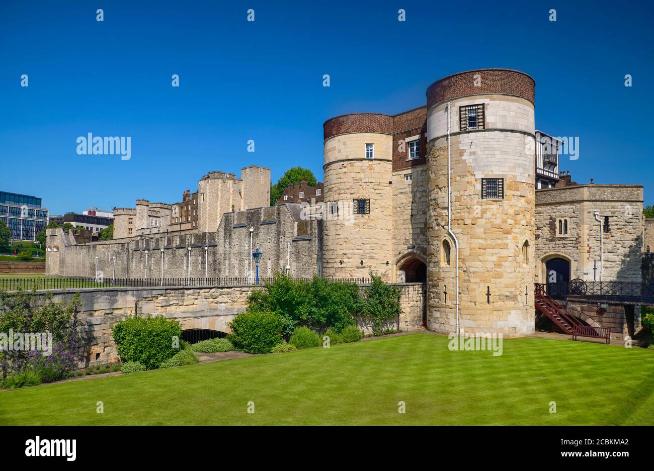 England, London, Tower Bridge, West Gate und Westflügel des Gebäudes. Stockfoto
